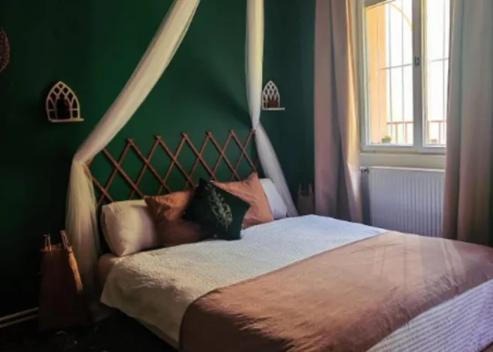 Atlas With Shared Bathroom *